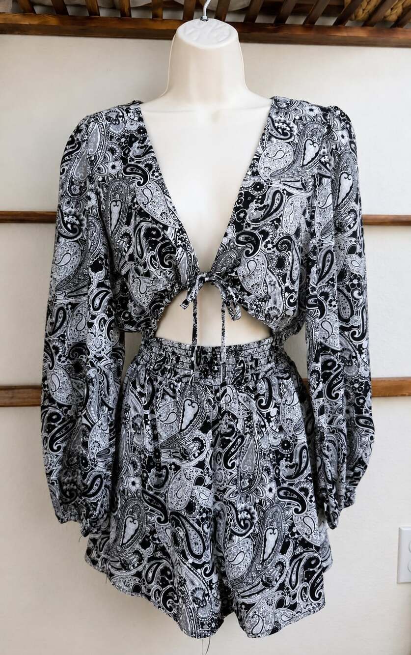 Forever 21 Black And White Paisley Long Sleeve Tie Front Romper 888-12